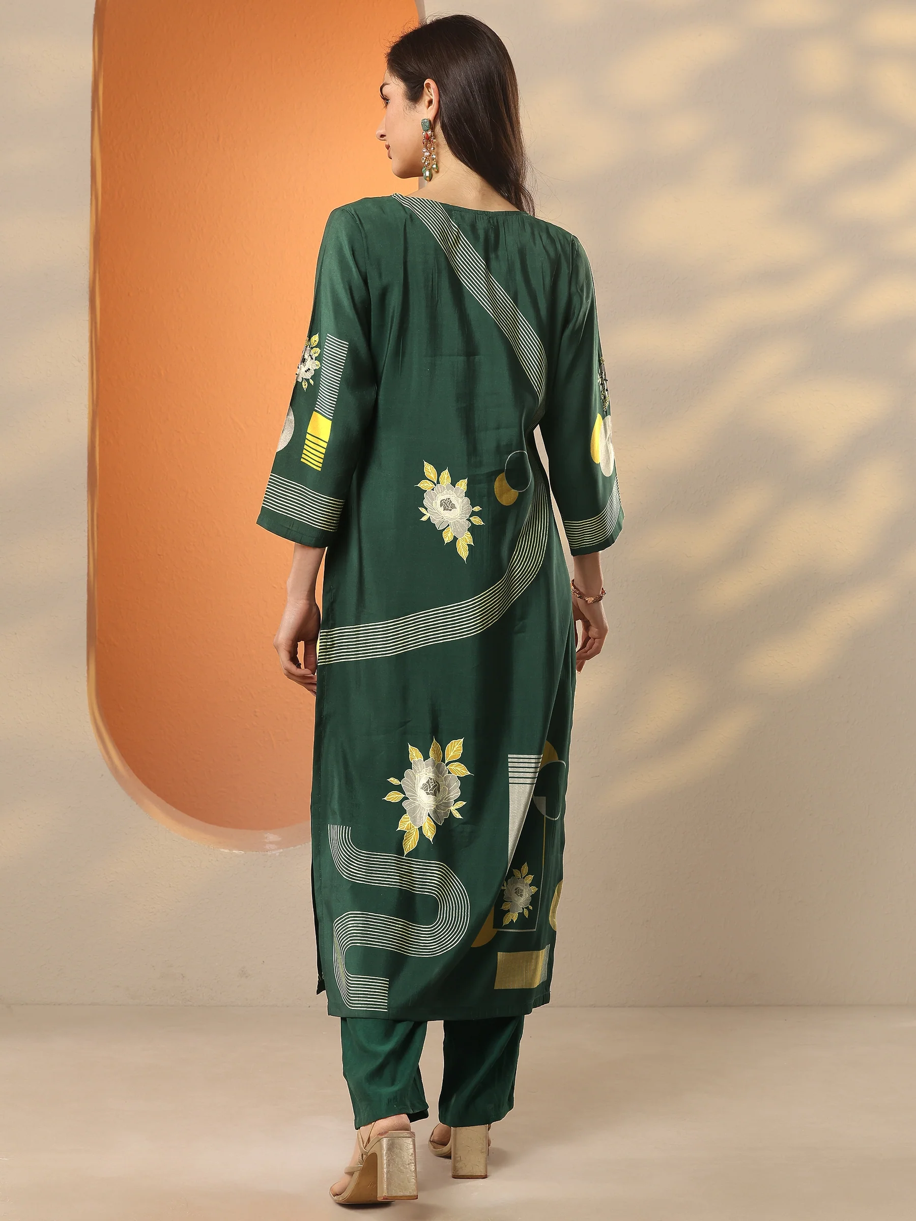 Green Printed Silk Blend Straight Kurta - Image 4