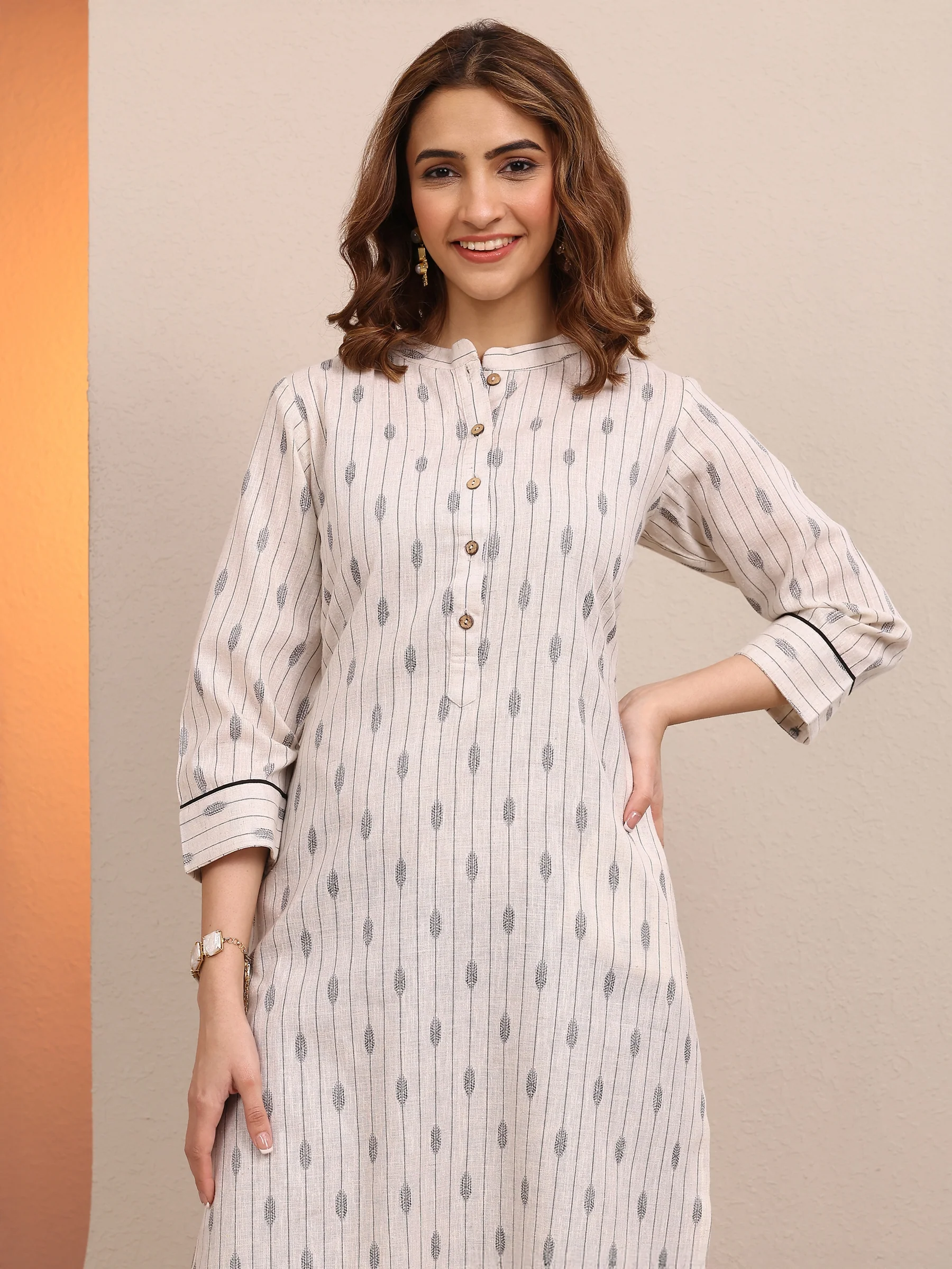 Off White Printed Cotton Blend Straight Kurta - Image 5